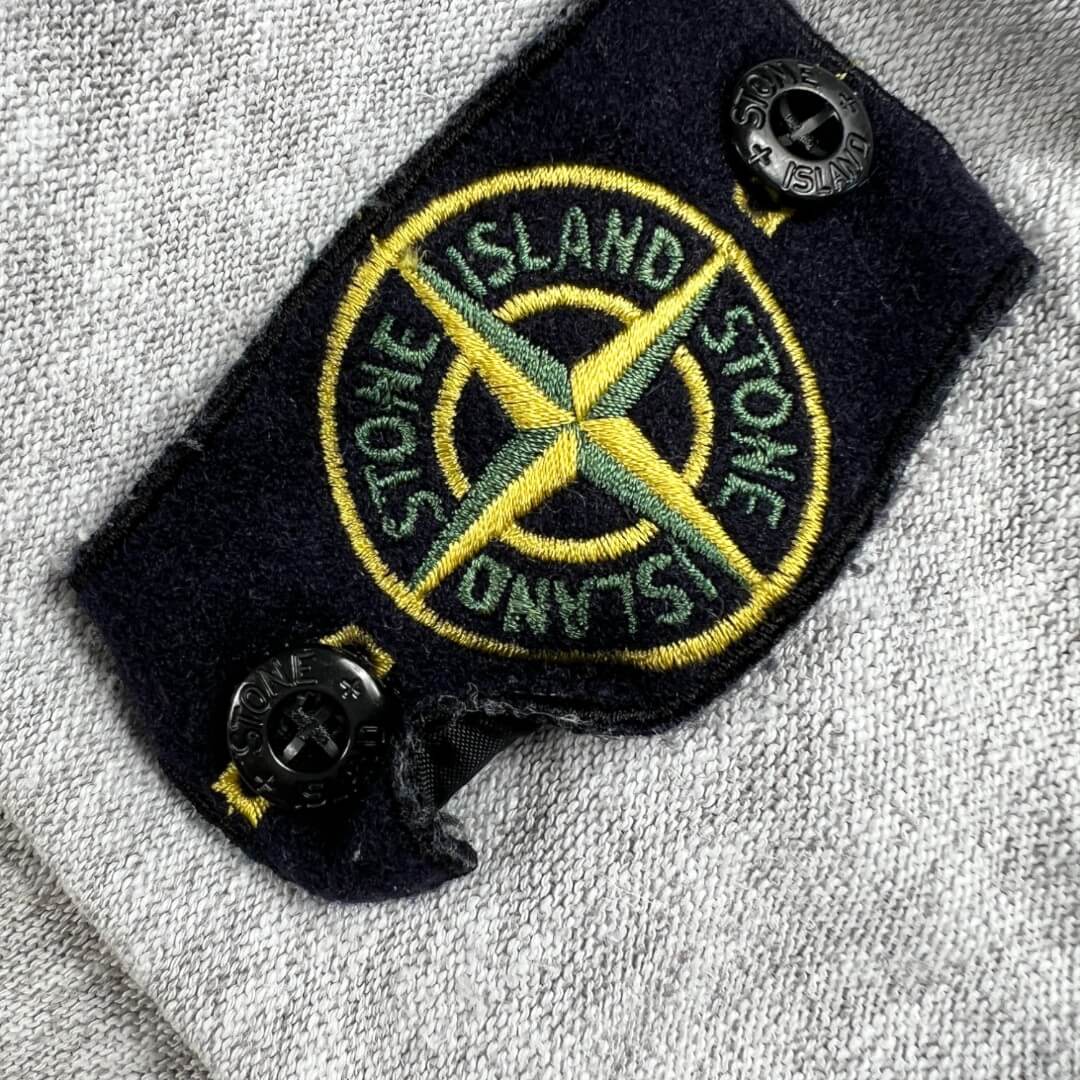 Stone island badge jumper online